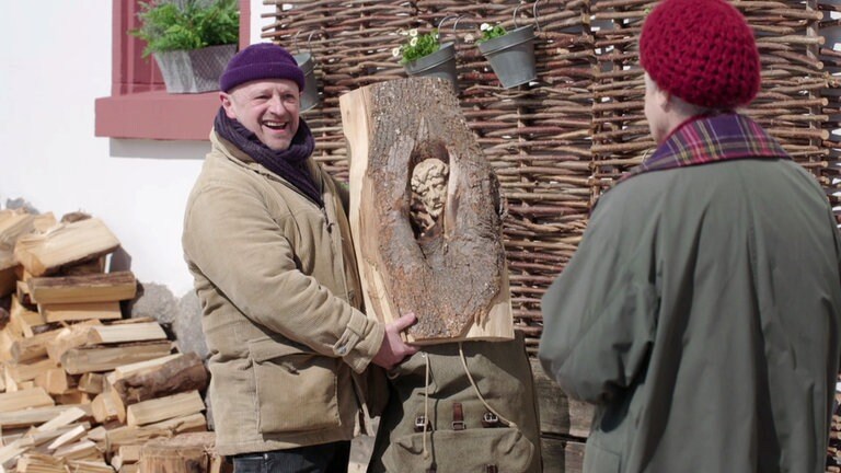 Toni zeigt Johanna seine Balzer-Herrgott-Skulptur