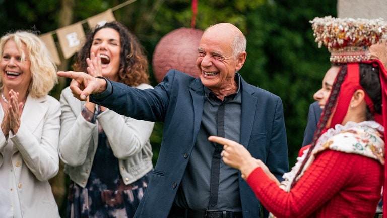 Heinz (Thomas Meinhardt), Kati (Christiane Bachschmidt), Monique (Anne von Linstow) und Jenny (Julia Obst) lachen herzhaft.