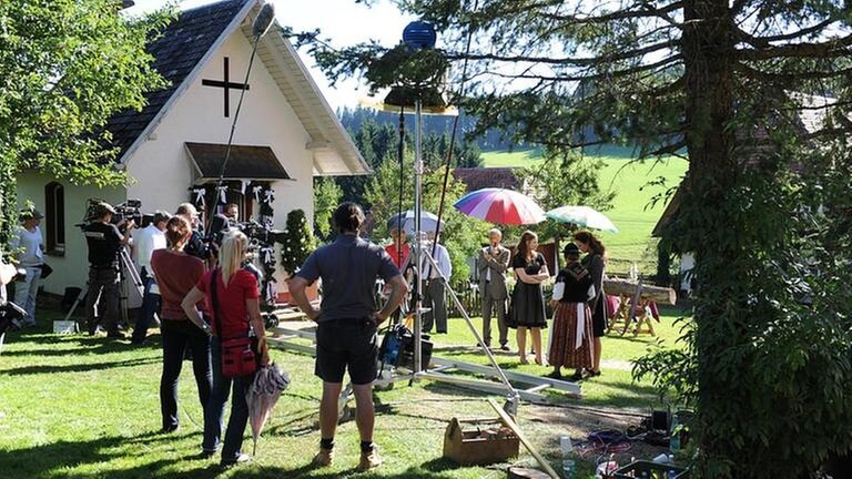 Fallers-Team beim Dreh vor der Familienkapelle auf dem Fallerhof