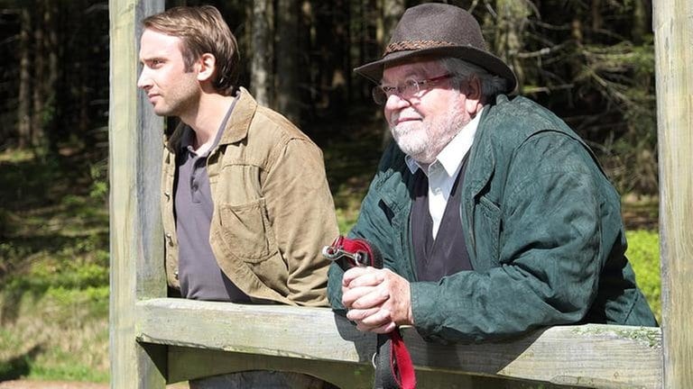 Reinhard und Hermann schauen durch das "Fenster zum Schwarzwald"