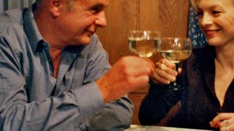 Heinz trinkt mit Frau Heilert ein Glas Wein