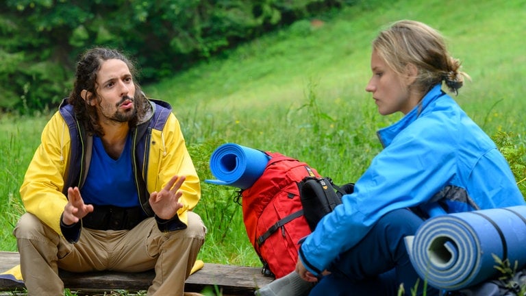 Albert und Celine streiten am Rastplatz