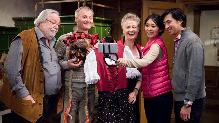 Hermann, Johanna und Karl machen ein Selfie mit den chinesischen Feriengästen