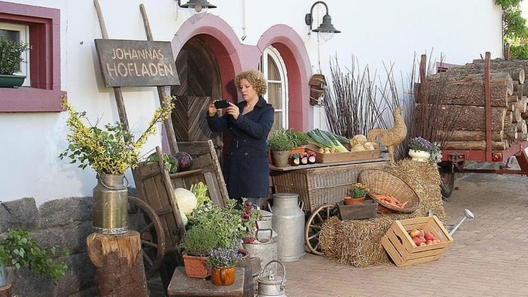 Bea fotografiert vor Johannas Hofladen