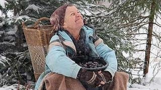 Lioba sitzt im Schnee und freut sich