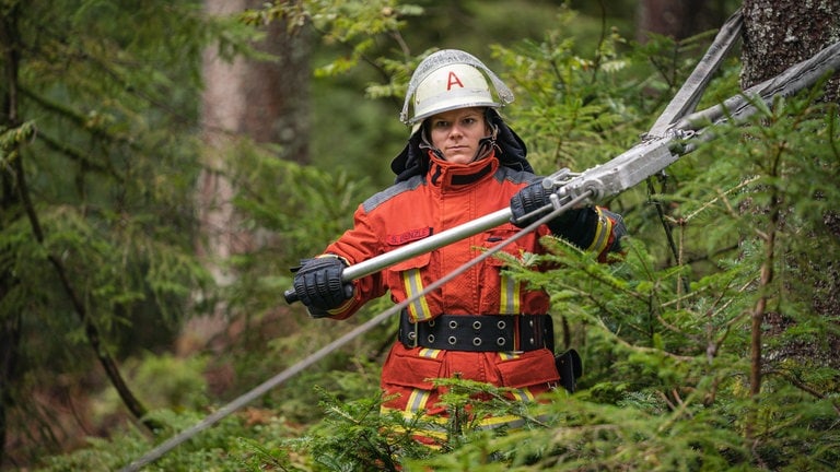 Susanne beim Feuerwehreinsatz im Wald