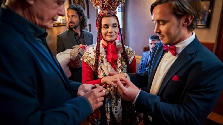 Jenny (Julia Obst) und Sebastian (Dominik Stricker) beim Ringtausch in der Fallerhofkapelle