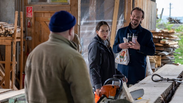 Constantin, Sophie und Toni im Sägewerk. Constantin hat Frühstück mitgebracht.