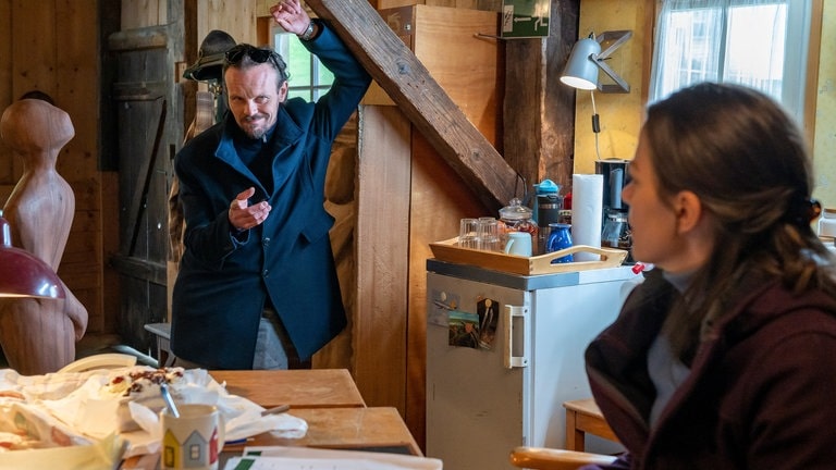 Constantin und Sophie in deren Büro im Sägewerk