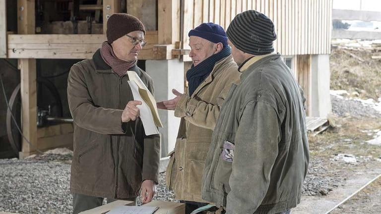 Toni, Karl und Niki im Sägewerk.