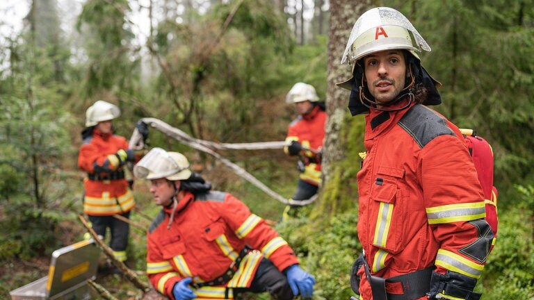 Albert mit der Feuerwehr im Einsatz im Wald