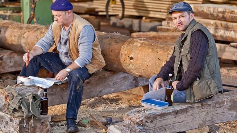 Toni und Niki machen Pause im Sägewerk