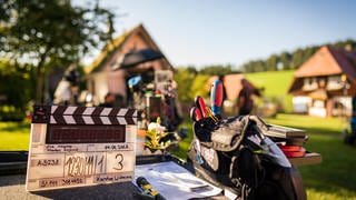 Detailaufnahme Klappe und Werkzeug beim Dreh vor der Hofkapelle