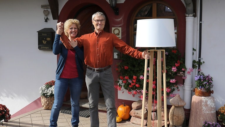 Bea und Karl mit einer neuen Stehlampe vor dem Fallerhof