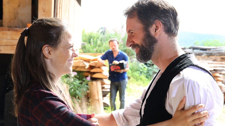 Sophie und Maximilian strahlen sich an, im Hintergrund Constantin, der die beiden beobachtet