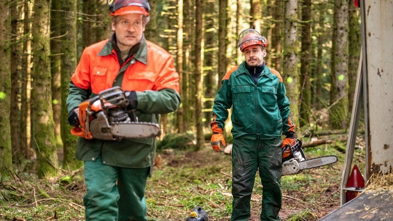 Markus und Sebastian bei der Waldarbeit