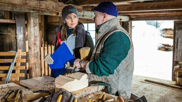 Sophie und Toni im Sägewerk