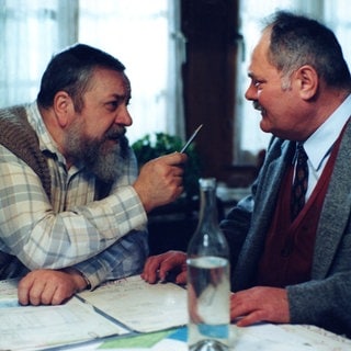 Hermann sitzt mit Bürgermeister Singler im Wohnzimmer