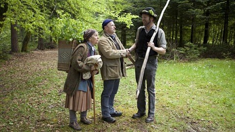 Lioba und Toni begrüßen den Köhlerhannes im Wald