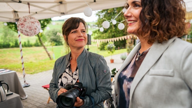 Lucie Muhr und Anne von Linstow beim Hochzeitsdreh auf dem Fallerhof