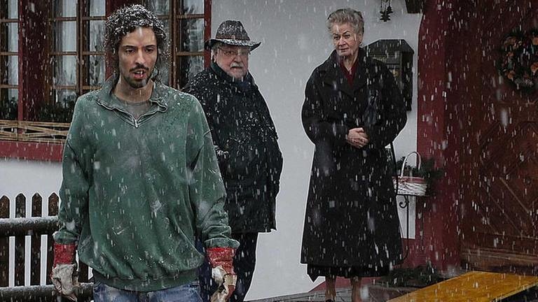 Albert, Johanna und Hermann vor dem Fallerhof, es schneit.