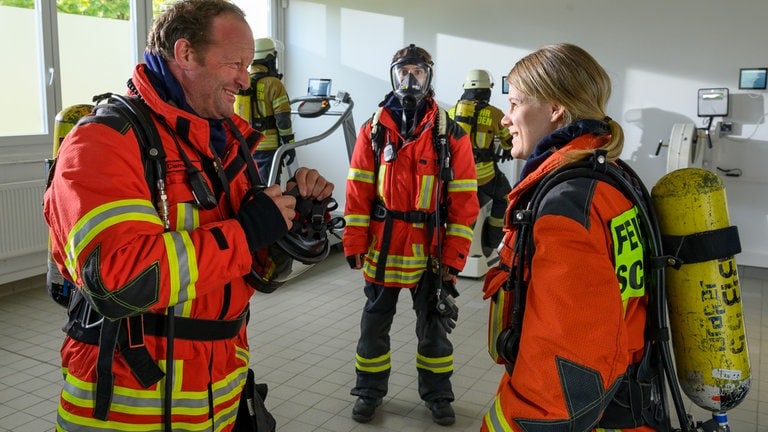 Bernd, Albert und Suanne bereiten sich auf die Feuerwehrprüfung vor