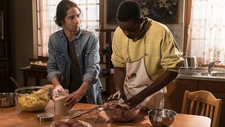 Albert und Tayo kochen gemeinsam