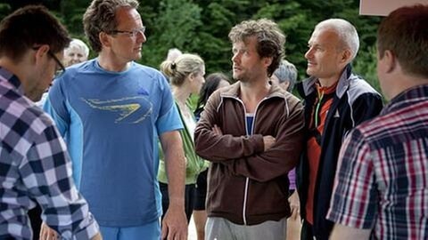 Bernhard, Riedle und Karl mit anderen Marathonteilnehmern bei der Anmeldung