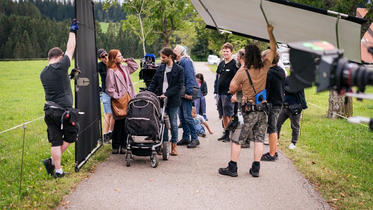 Team beim Dreh in der Allee zum Fallerhof