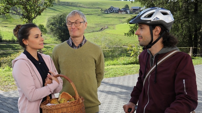 Jenny, Karl und Albert stehen hinterm Fallerhof