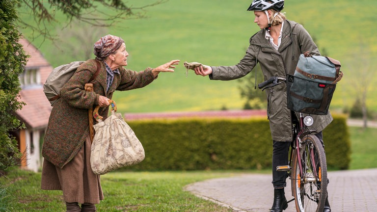 Celine und Lioba vor dem Fallerhof