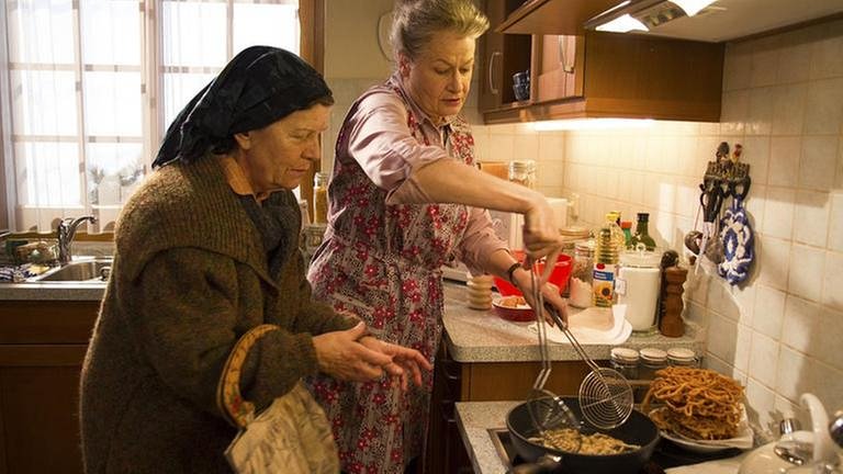 Johanna und Lioba backen Fasnetküchle