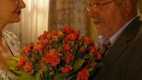 Hermann überreicht Johanna einen Strauß Rosen