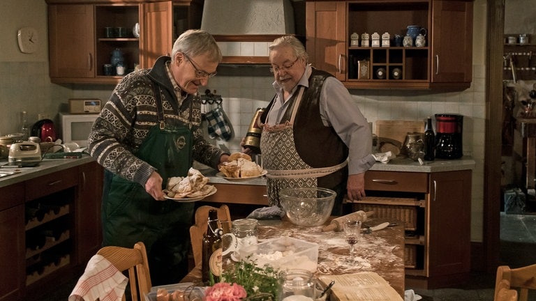 Karl und Hermann backen gemeinsam Fasnet-Scherben