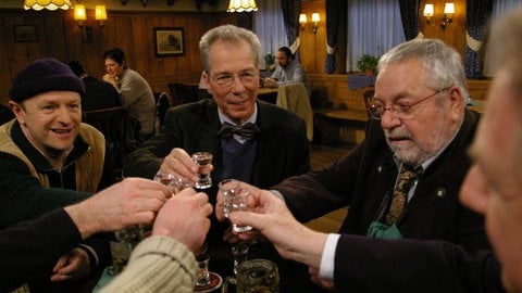 Herr Weiss mit Hermann beim Schnapstrinken am Stammtisch