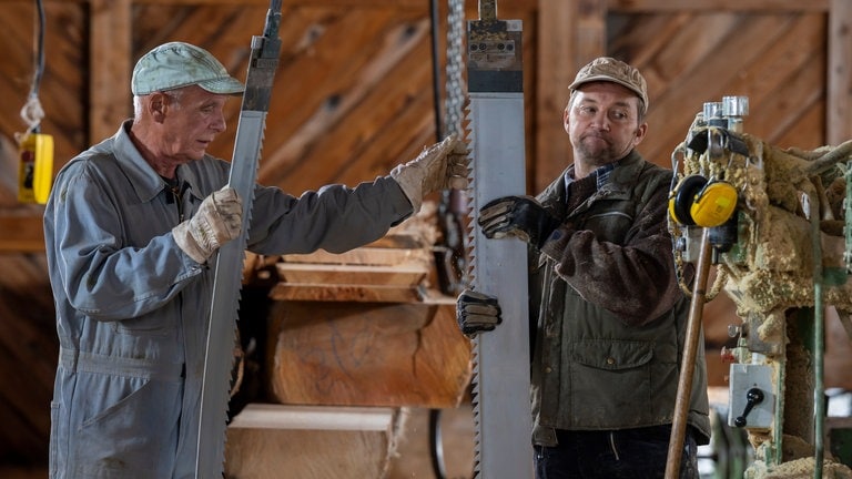 Heinz und Niki mit Sägeblättern im Sägewerk