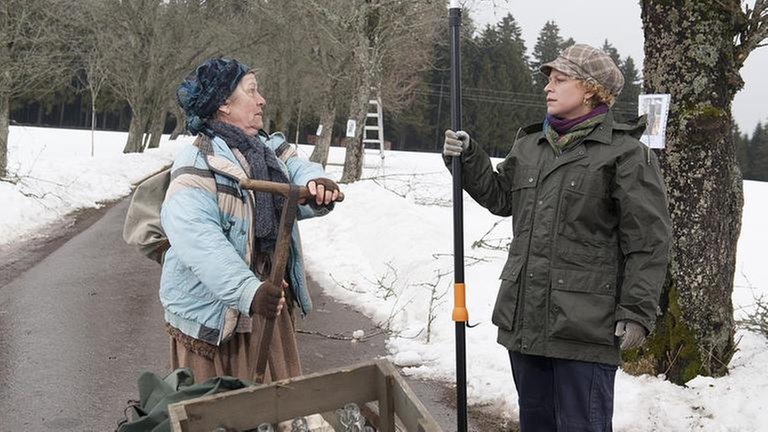 Lioba und Bea in der Allee, es liegt Schnee