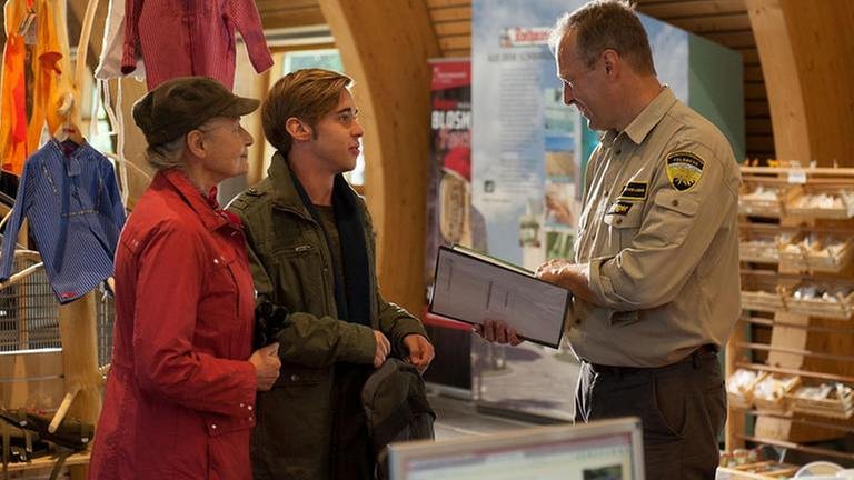 Johanna und Sebastian beim Feldbergranger Achim Laber im Haus der Natur auf dem Feldberg