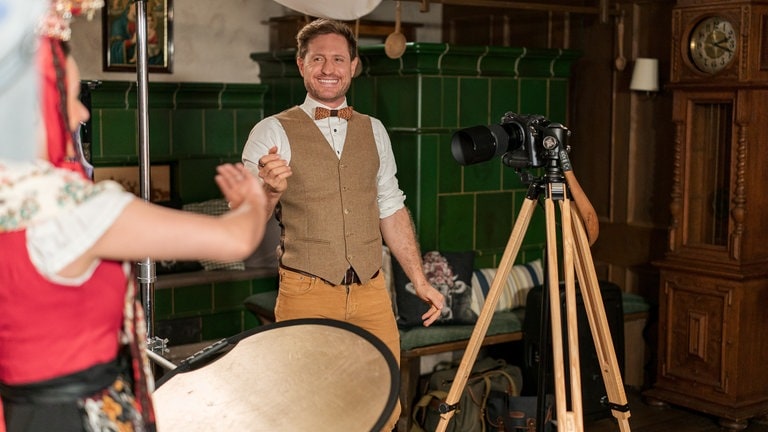 Jenny (Julia Obst) und Sebastian Wehrle beim Fototermin im Wohnzimmer