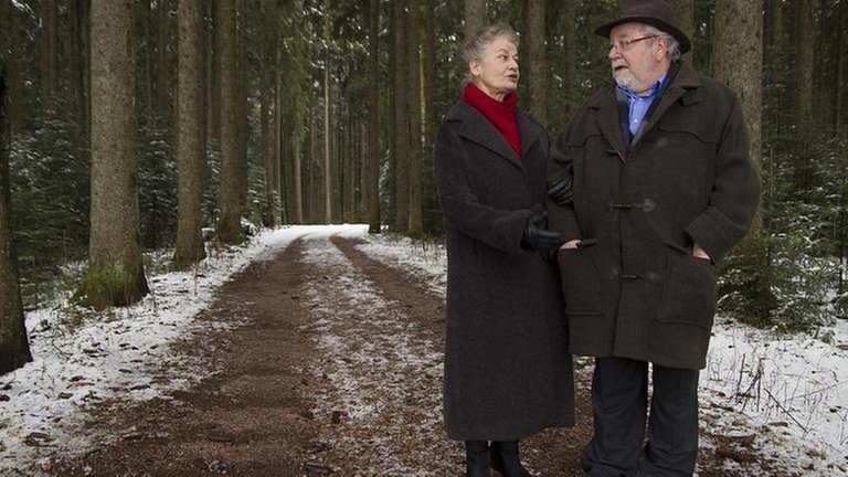 Johanna und Brummel beim Winterspaziergang im Wald