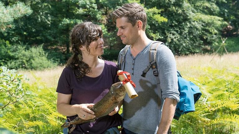 Eva und Andreas auf einer grünen Wiese