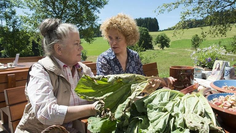 Leni und Bea verarbeiten Rhabarber