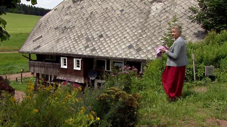 Johanna ist mit Kuchen auf dem Weg ins Gesindehaus