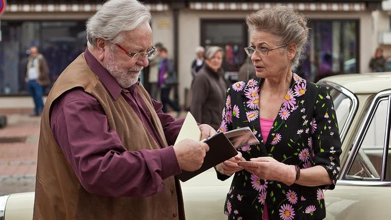 Hermann und Johanna bereiten sich auf die Rallye vor