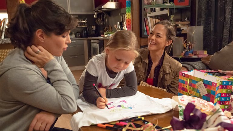 Eva, Carlotta und Sophie fröhlich in der Küche im Leibgedinghaus