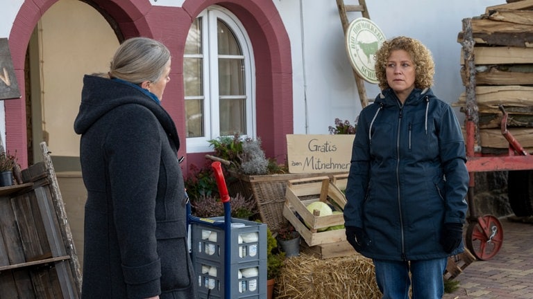 Evelyn und Bea stehen vor dem geschlossenen Hofladen