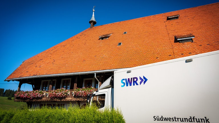 SWR-LKW vor dem Fallerhof