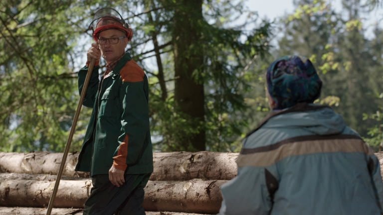 Karl und Lioba im Wald, Karl entrindet einen Baum