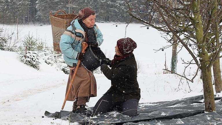 Lioba wirft Bea in den Schnee