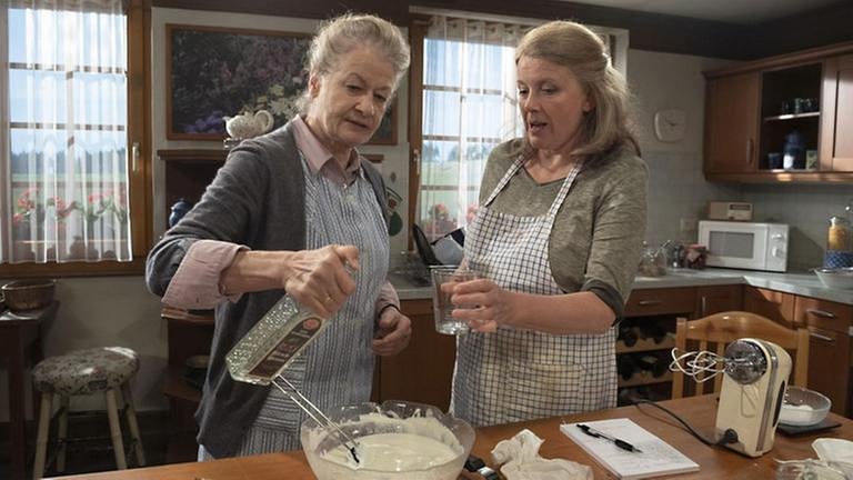 Johanna und Evelyn backen zusammen